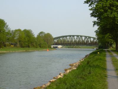 A train bridge is a good landmark to find you back on your cycle-map, as their are no signs for towns etc. along the canals.