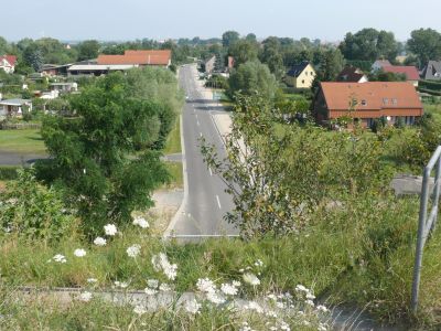 The canal floats here over 20 m above the surrounding land