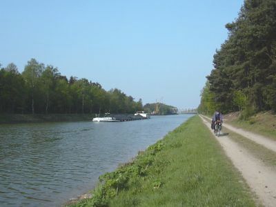 Cyclist allowed on the maintenance tracks beside the canals