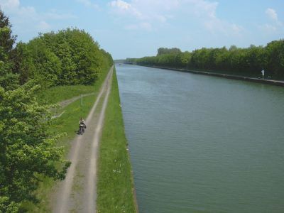 Nearly ideal for cyclists, cycleways away from houses, traffic, only quiet cargo-boats from various nationalities