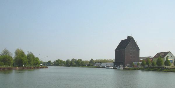 Storage of grain, cement etc in elevators, the type of commodities very suitable for transport by cargoships