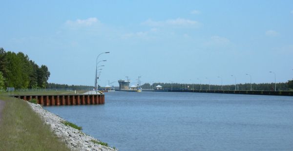 The end of the Mittelland canal, after the lock the Elbe-Havel canal begins.