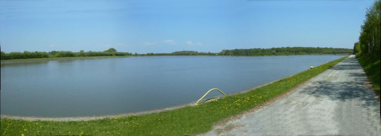 If another canal branches off or in the main canal, enormous waterareas are created.