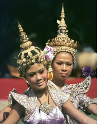 classical thai temple dancers