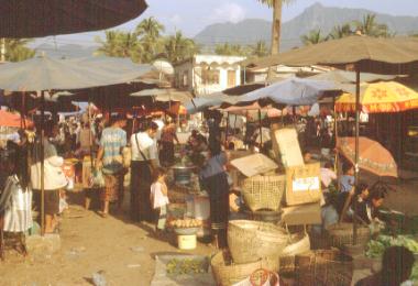 Markets are always colourful and disorderly, especially in Laos, but cleaner than in Cambodja
