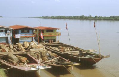 Everytime we cross the Mekong we saw the typical freighters sailing on this river