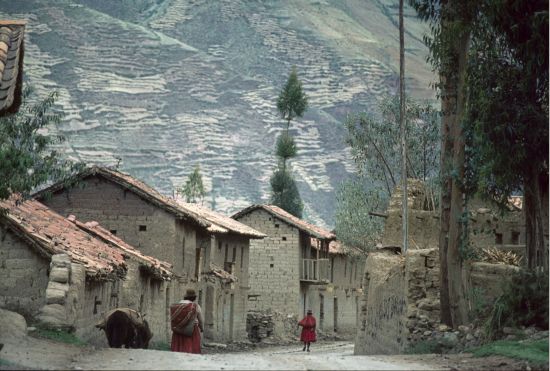 Nelly had to wait in a Peruvian village, as a bicycle frame had to be welded in another town.