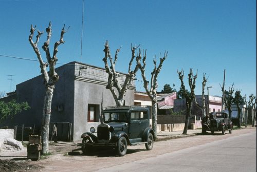 Uruguay had a marvellous car traffic for cyclists: T-Fords with max speeds of 40 km/h